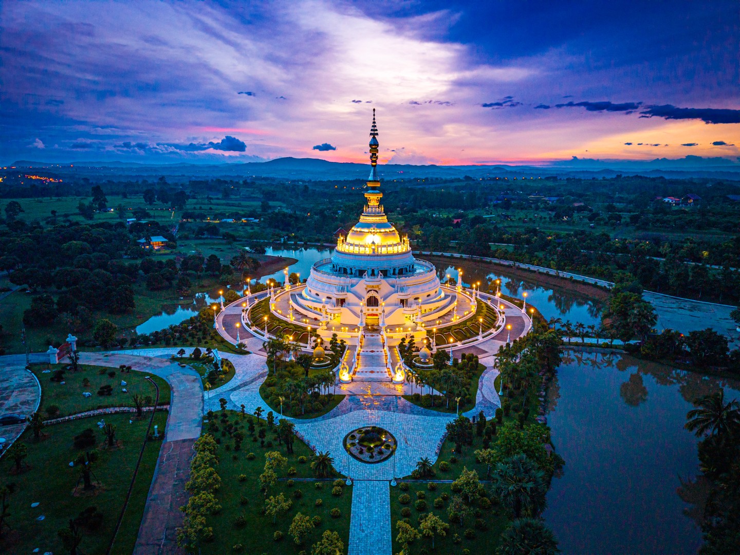 พระมหาเจดีย์ศรีแสงธรรมวิสุทธิมงคล